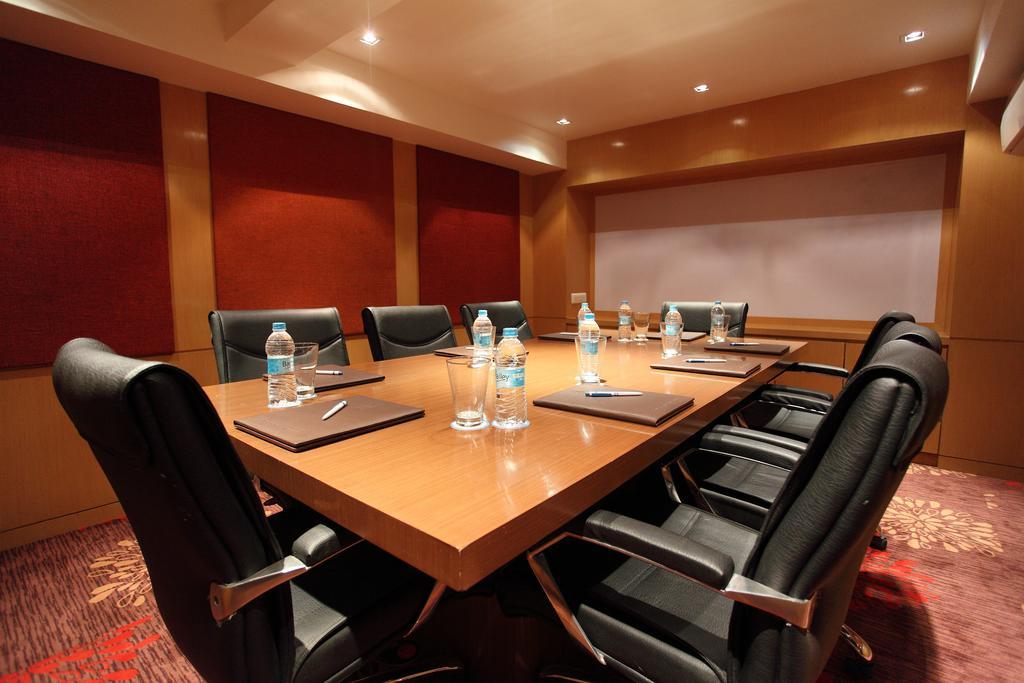 Comfort Inn Legacy Rajkot Ngoại thất bức ảnh